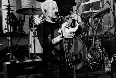 המשיח הגיע, והוא לא עצר באדום: שלום חנוך בהיכל התרבות